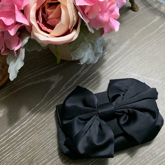 RSVP BLACK SATIN CLUTCH WITH.BOW - Picture 7 of 14